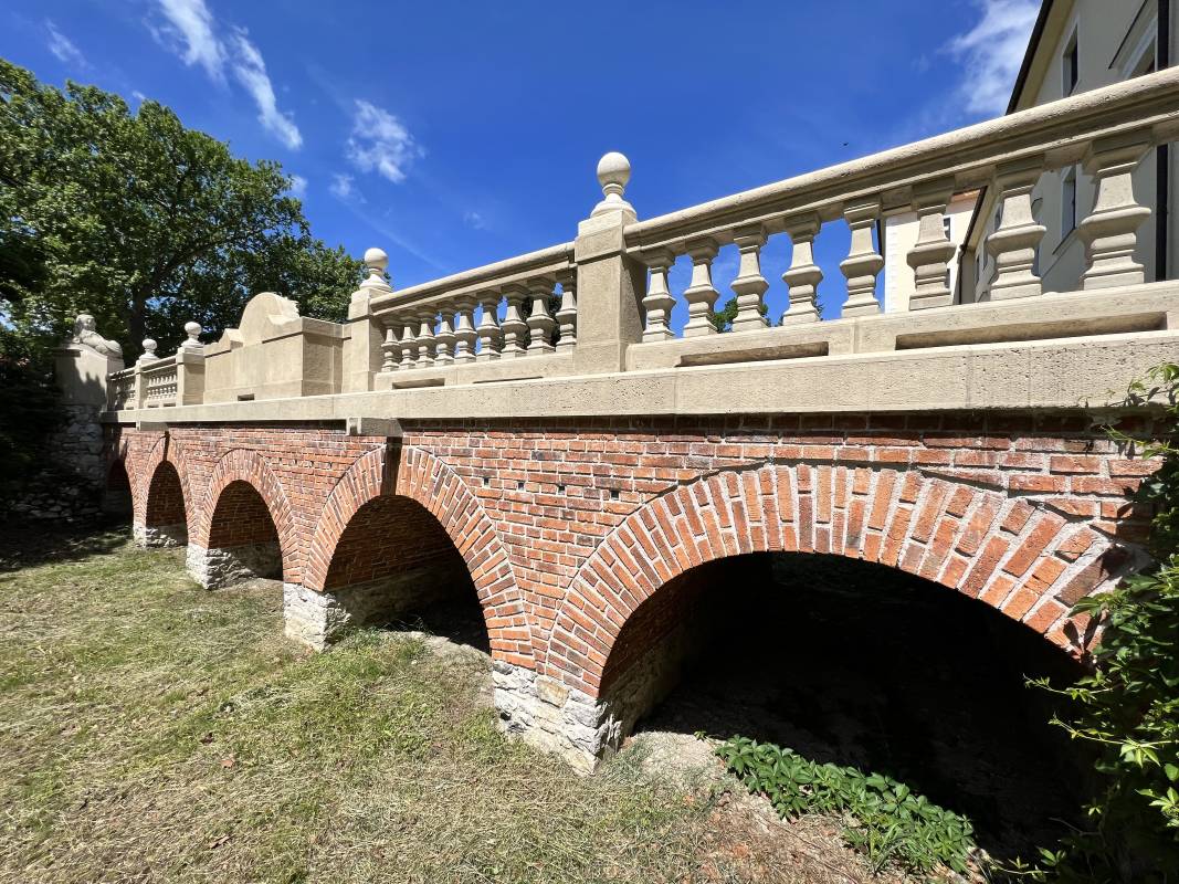 STUPAVSKÝ KAŠTIEĽ MOST 