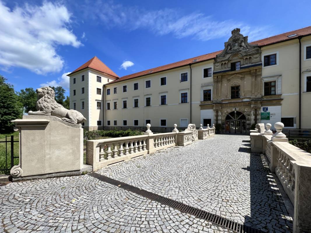 STUPAVSKÝ KAŠTIEĽ MOST 