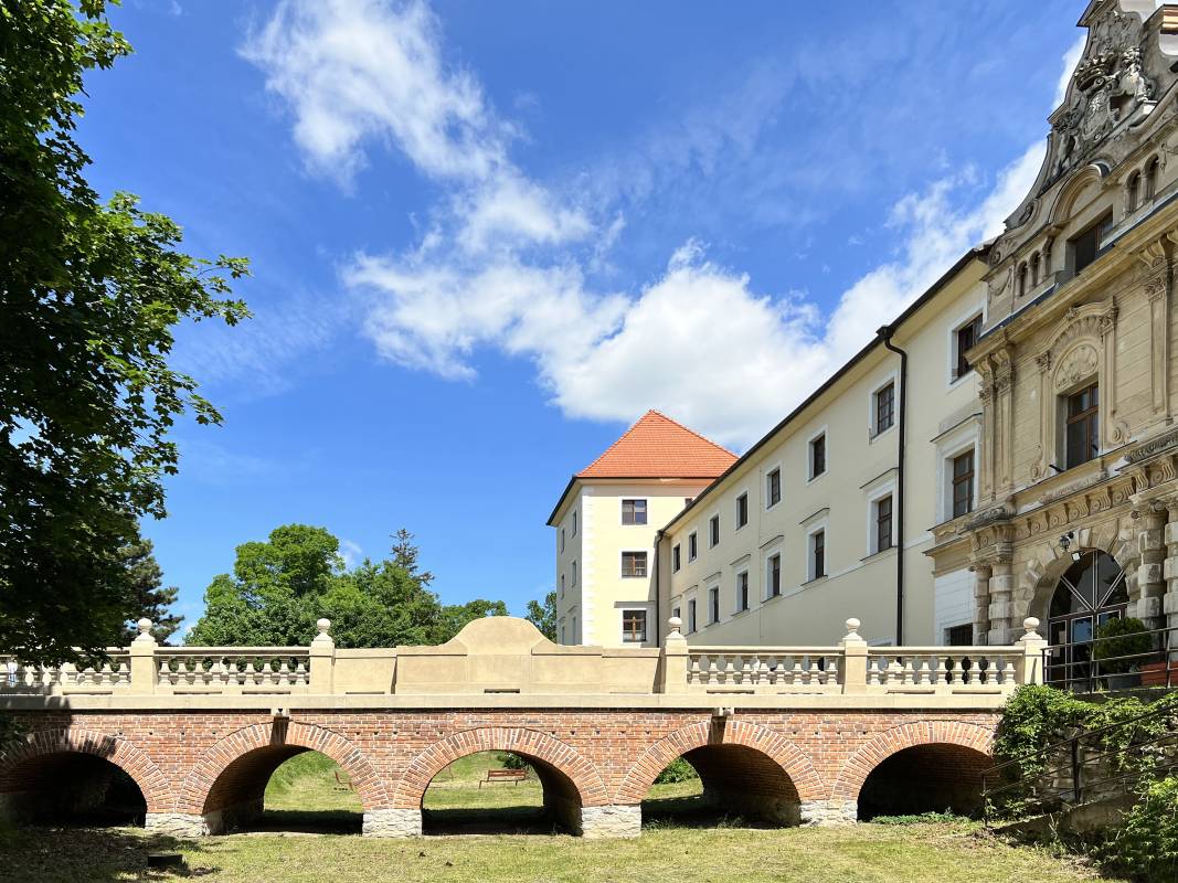 STUPAVSKÝ KAŠTIEĽ MOST 