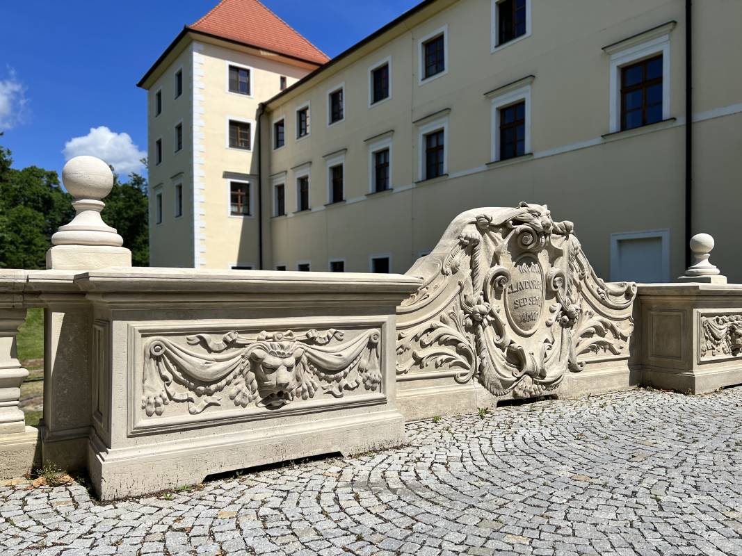 STUPAVSKÝ KAŠTIEĽ MOST 