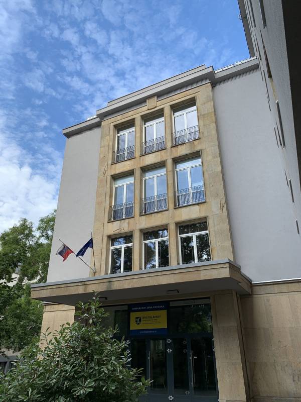 GYMNÁZIUM VAZOVOVA