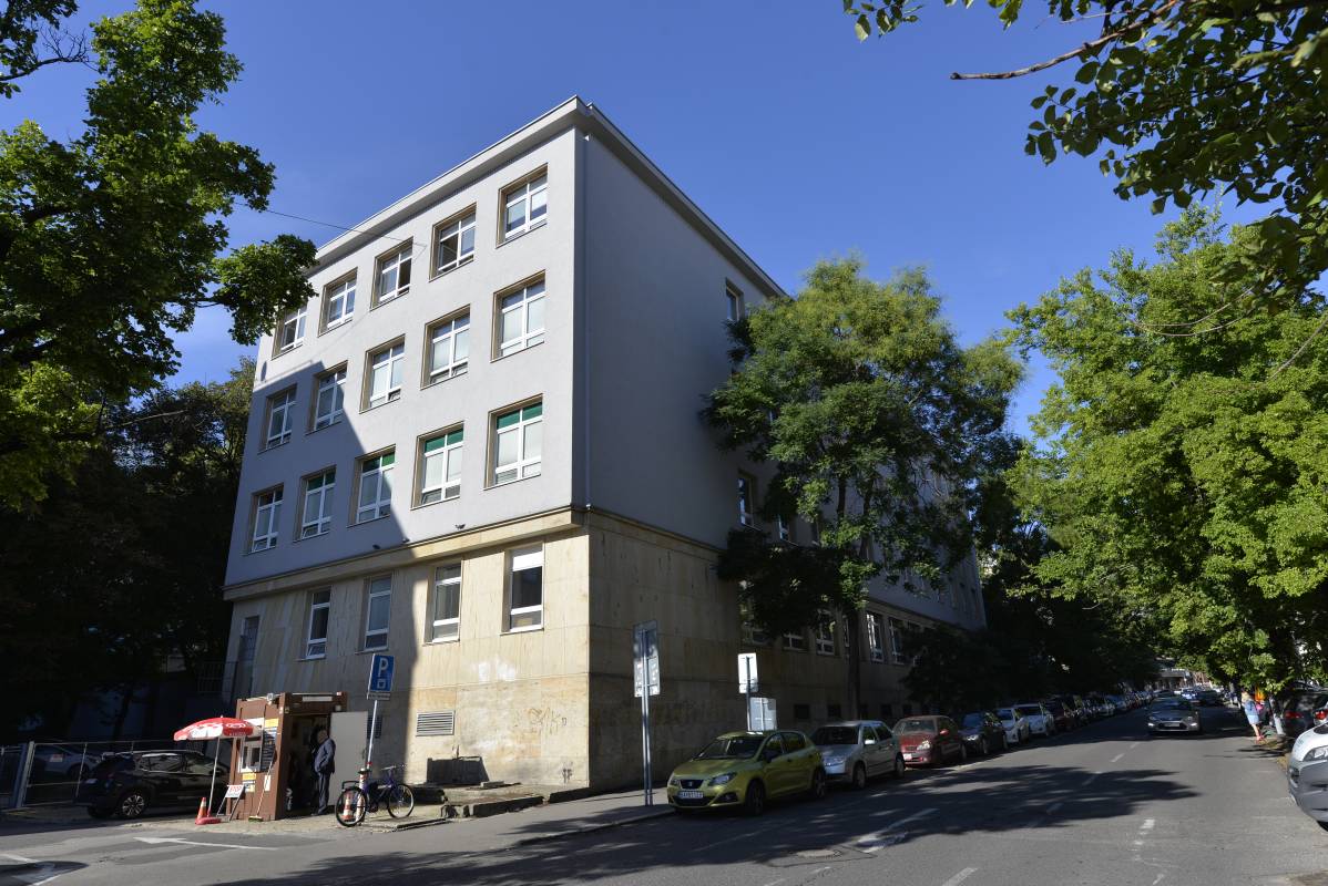 GYMNÁZIUM VAZOVOVA