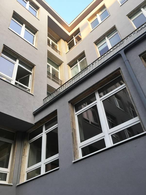 GYMNÁZIUM VAZOVOVA
